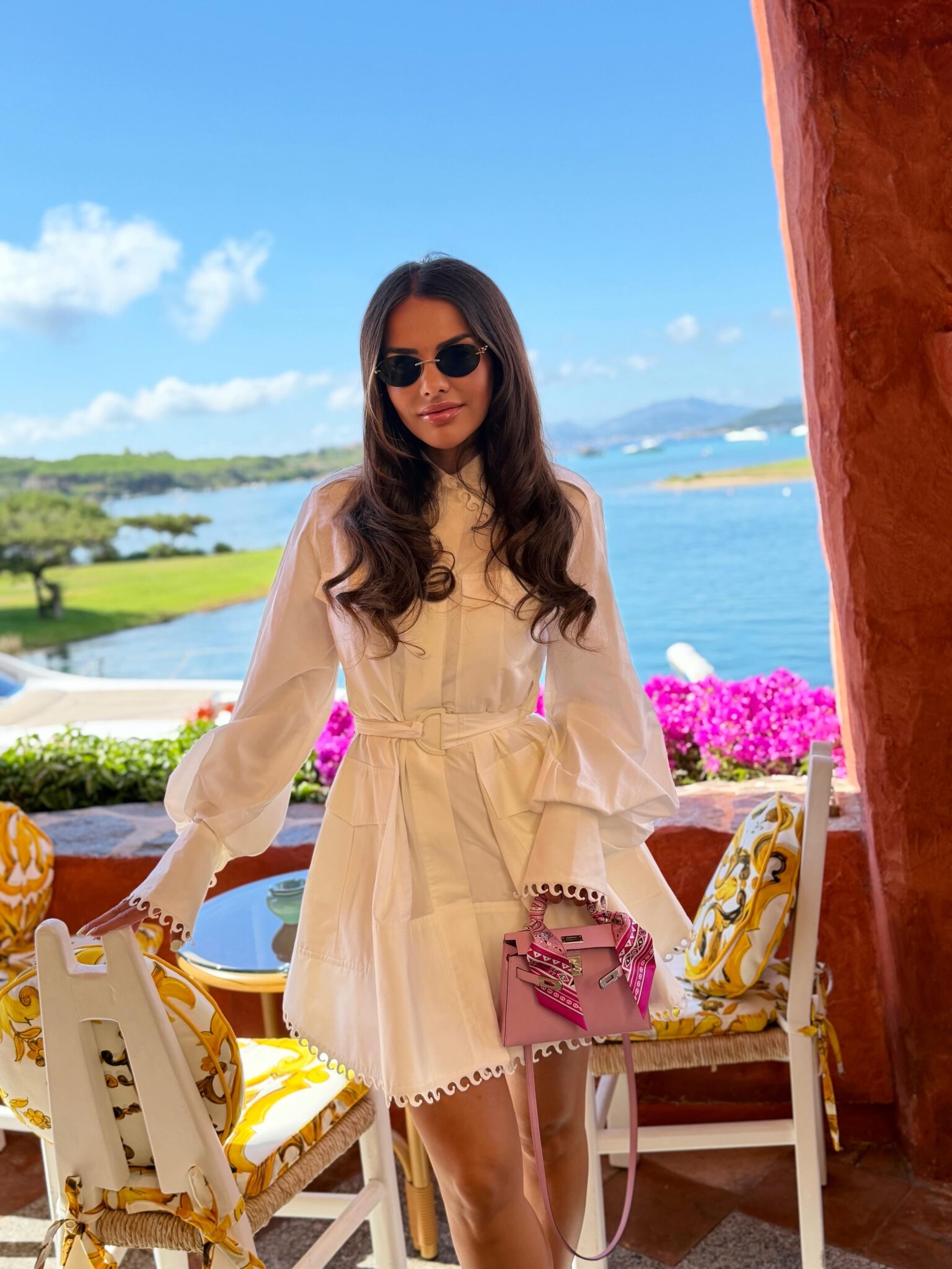 Ariana Fejzullahu shkëlqen në pushimet verore  elegante me fustan të bardhë
