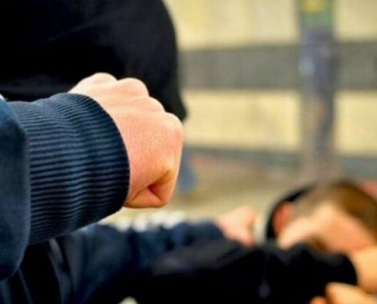 Përleshje mes dy 18-vjeçarëve në Gostivar, policia i arreston në vendngjarje