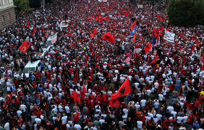 Shqipëria në protestë   Kundërshtime për Sazanin  Zvërnecin dhe pronat në zonën e Kakomesë