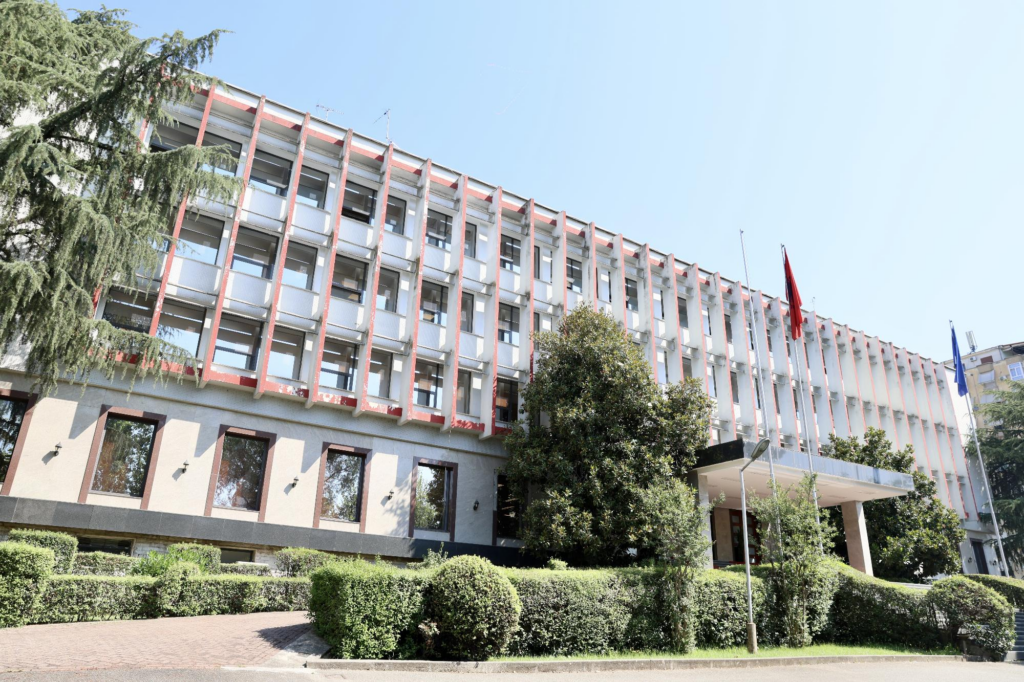 Ministria e Jashtme  Protestues të maskuar përdhosën flamurin e Izraelit  akt i turpshëm