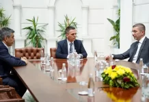Mickoski takohet me liderët e VLEN-it, fillojnë bisedimet për rikonstruimin e Qeverisë