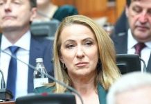 Shaip Kamberi dorëzon kërkesë për shkarkimin e ministres Snezhana Paunoviq