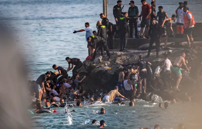 Rreth 49 mijë migrantë u futën në enklavën spanjolle të Ceutas