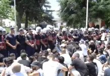 Përplasjet e dhunshme te Parlamenti, 20 qytetarë të shoqëruar në polici! 9 efektivë në spital