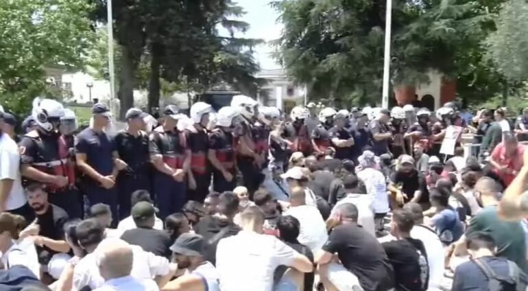 perplasjet-e-dhunshme-te-parlamenti-20-qytetare-te-shoqeruar-ne-polici-9-efektive-ne-spital