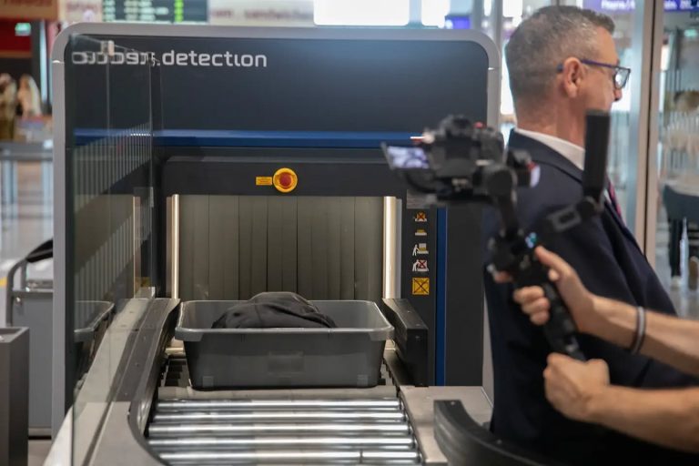 Aeroporti i Shkupit  Udhëtarët s kanë nevojë t i nxjerrin nga çanta laptopët  tabletët dhe telefonat