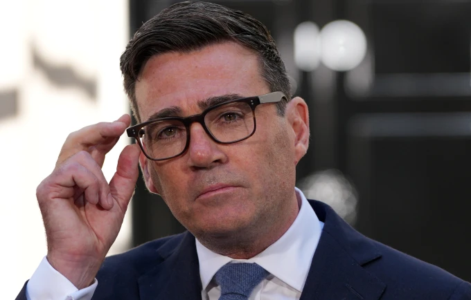 andy-burnham-merr-drejtimin-e-britanise-pas-doreheqjes-se-starmer-kryeministri-i-shtate-brenda-nje-dekade