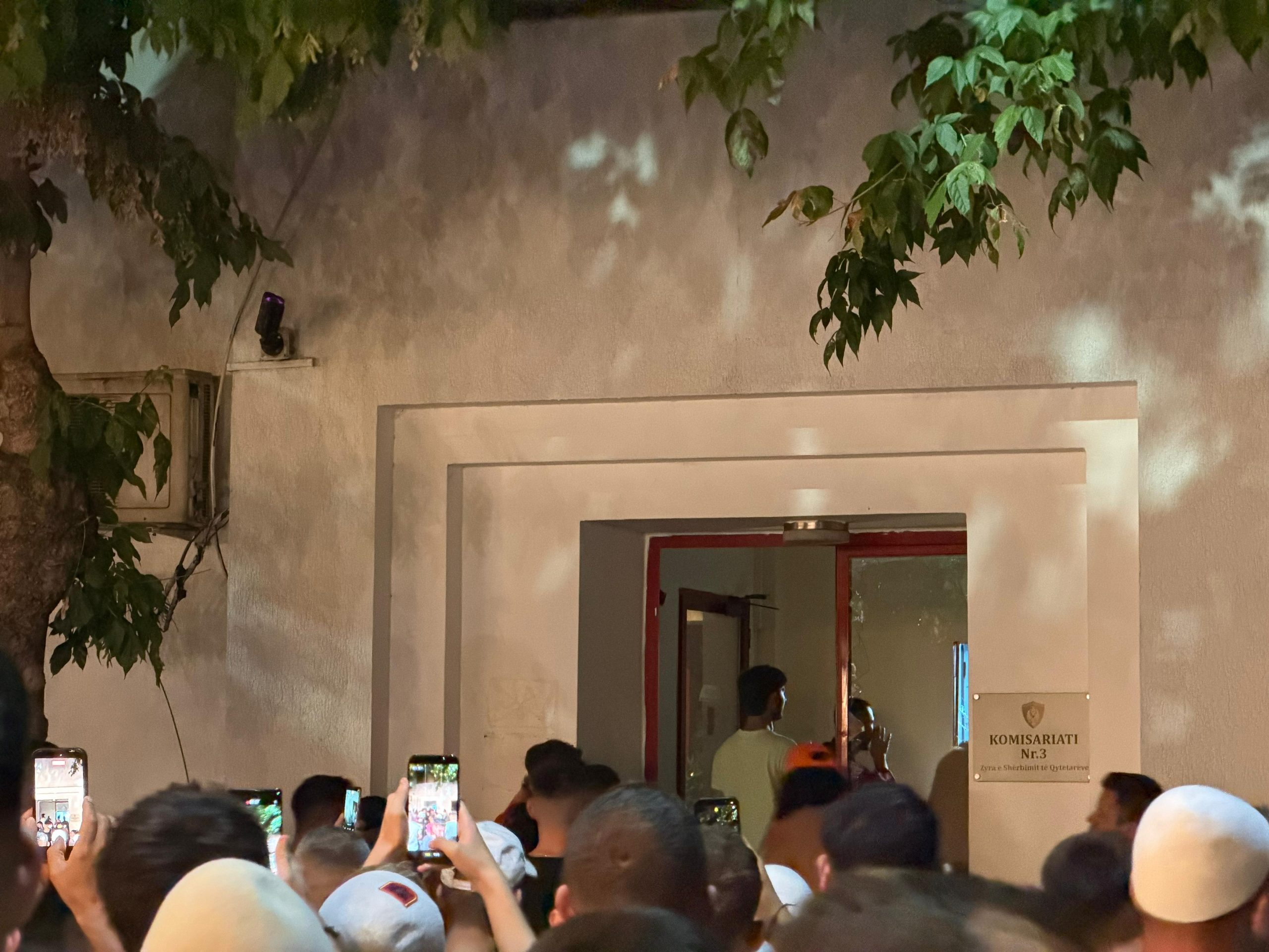 Protestuesit distancohen nga vandalizmi në Komisariatin 3  flasin për të  infiltruar 