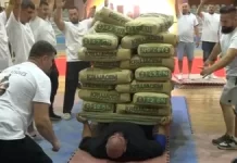 “Hulku i Kosovës” thyen rekordin Guiness për mbajtjen e peshës më të rëndë mbi trup