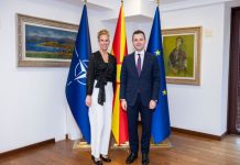 Mucunski takohet me përfaqësuesen amerikane në Shkup, SHBA dhe Maqedonia e Veriut forcojnë partneritetin strategjik