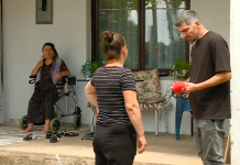 Dy gra të vetme përballen me vështirësi të mëdha, njëra e sëmurë dhe në karrocë, tjetra që mban mbi supe çdo barrë