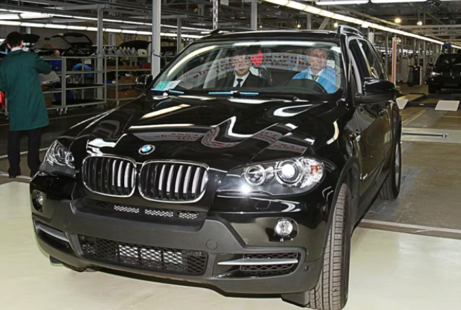 bmw-te-paautorizuara-si-po-ndertohen-makina-luksoze-nga-pjese-te-mbetura-ne-rusi