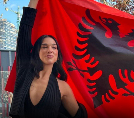 Dua Lipa ndan fotografi historike të Shqipërisë komuniste: Përse është simbol i ndryshimit?
