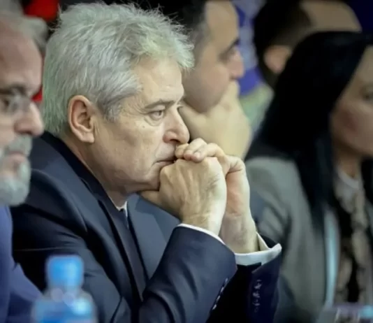 Ali Ahmeti ngushëllon familjen nga Tërnava që humbën 3 anëtarë në aksidentin tragjik