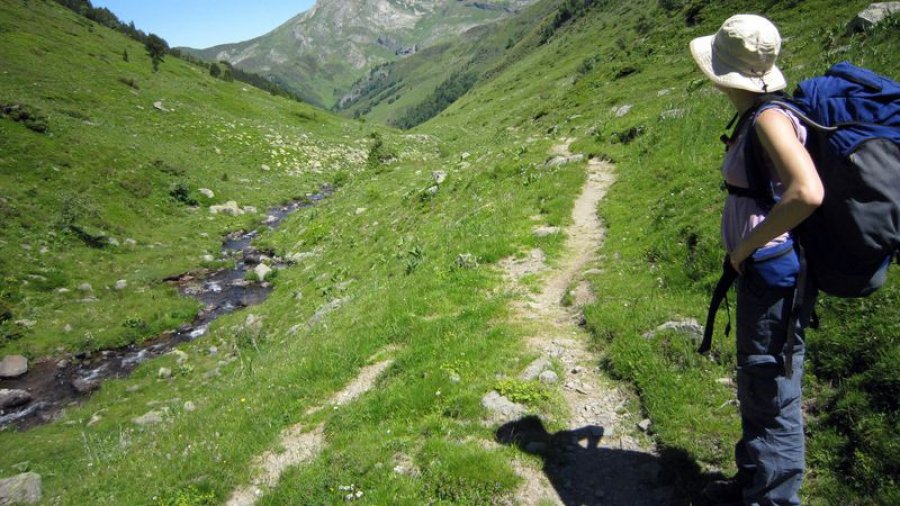 Zyrtarët francezë paralajmërojnë alpinistët se duhet të ndalojnë së piri ujin e përrenjve malorë