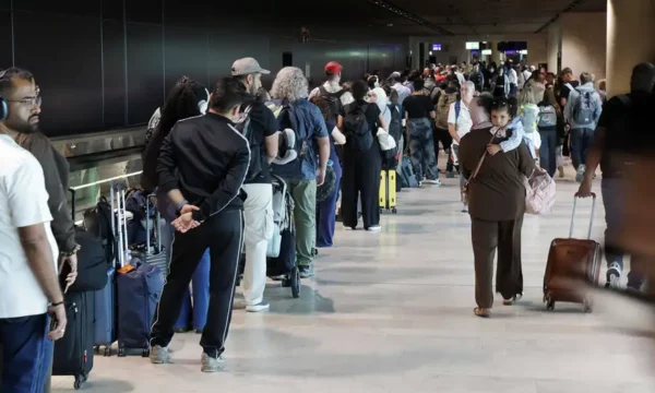 Alarm në aeroporte  Sistemi i ri i BE shkakton vonesa masive