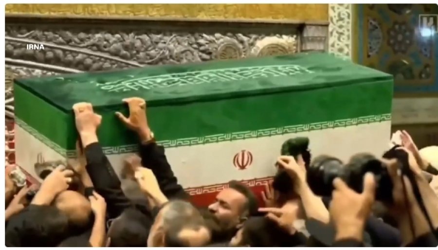udheheqesi-suprem-i-vrare-ali-khamenei-varroset-ne-faltoren-me-te-shenjte-te-iranit