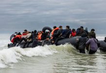 ‘Mega gomonia’ që transportonte një numër rekord prej 165 emigrantësh kaloi Kanalin drejt Mbretërisë së Bashkuar