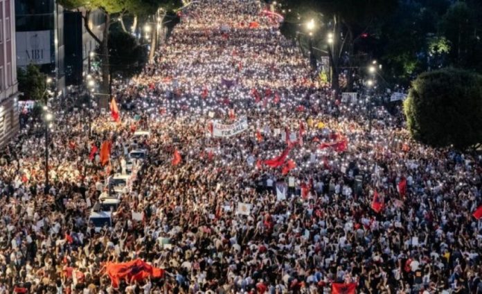 auto_protesta-tirane-736x450-6a4936fb8f82f-11783947872