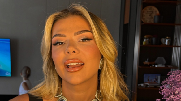 Edita Doli  djeg  rrjetin me fustanin e zi  buzëqeshja e saj vjedh gjithë vëmendjen