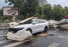 Çati, pemë dhe semaforë të rrëzuar dhe rrugë të bllokuara nga moti i keq në Shkup