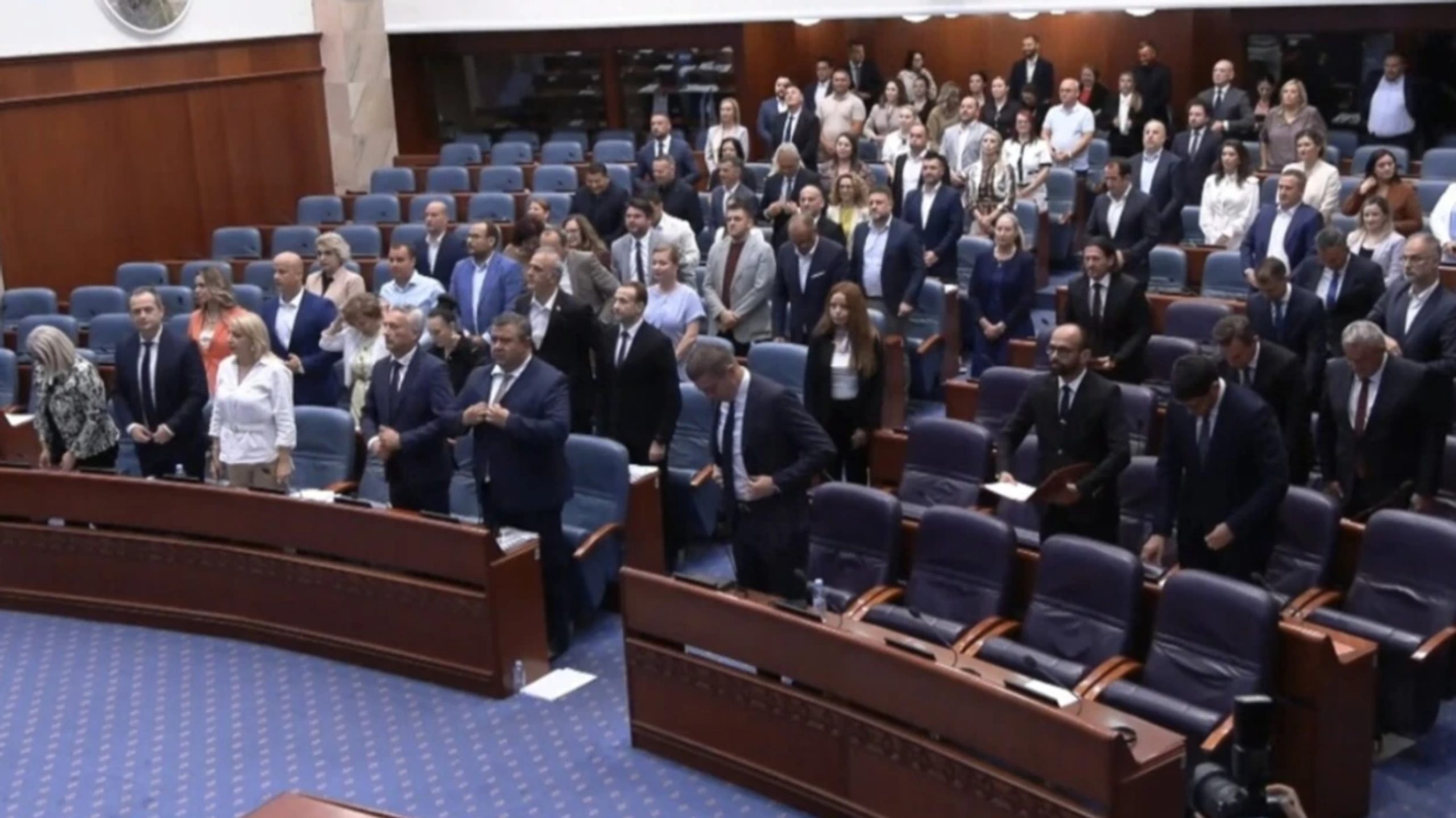 Maqedonia e Veriut ndryshon qeverinë: Të gjithë ministrat e rinj zgjidhen me 69 vota 