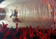 Moment viral nga koncerti: Publiku në Maltë e mbante Katy Perryn në një shishe gjigante, derisa ajo i luti që ta kthenin te skena përsëri