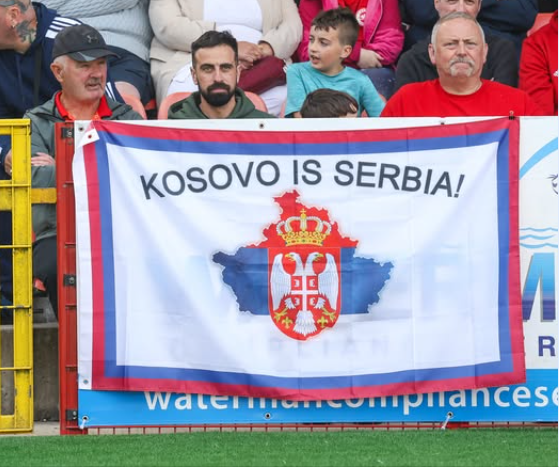 Në stadium u shfaq baneri  Kosova është Serbi   Klubi irlandez  Ai nuk ishte tifoz i yni o