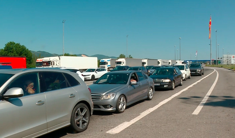 kufiri-tabanoce-serbi-i-mbingarkuar-kolona-kilometrike-automjetesh
