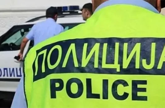 24-vjeçari nga Shkupi tërheq me makinë nënën e tij për rreth 20 metra, arrestohet nga policia