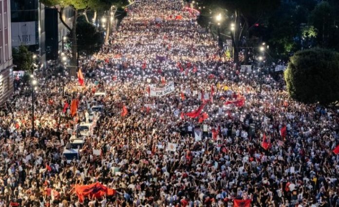 protesta-tirane-736x450-6a4936fb8f82f