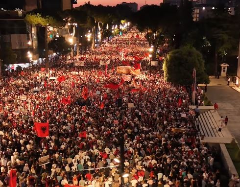 VIDEO  Mijëra në shesh në ditën e 35 të të protestës popullore  Bulevardi i mbushur nga skaji në skaj  Thirrje ne kor për largimin e Edi Ramës  Jep dorëheqjen 