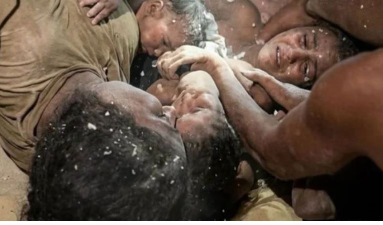 Ndodh mrekullia në Venezuelë  Pas 11 ditësh nën rrënoja  nëna dhe fëmijët nxiren të gjallë