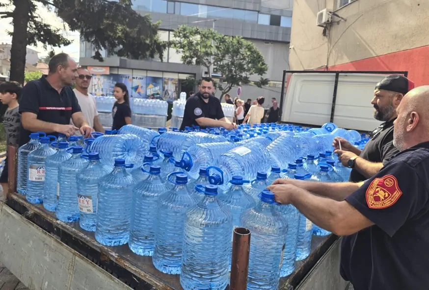 Komuna e Çairit dërgon ujë të pijshëm për qytetarët e Gostivarit