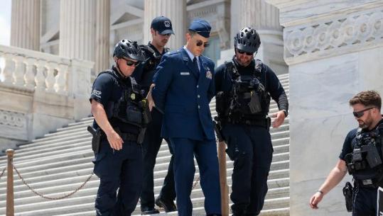 Rast i parë historik në ushtrinë e SHBA  majori Jason Watson akuzohet zyrtarisht sipas Nenit 88 për deklaratat kundër Presidentit Trump