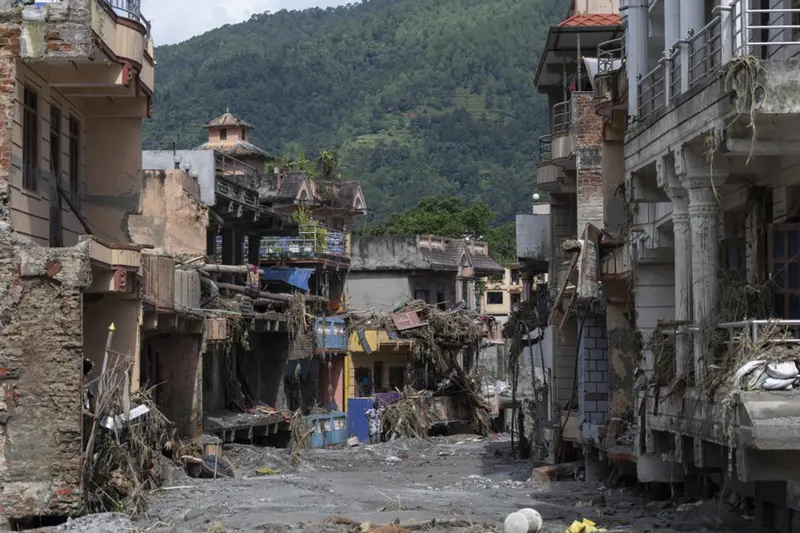 Nepali refuzon ndihmën pas përmbytjeve shkatërruese që goditën disa qytete