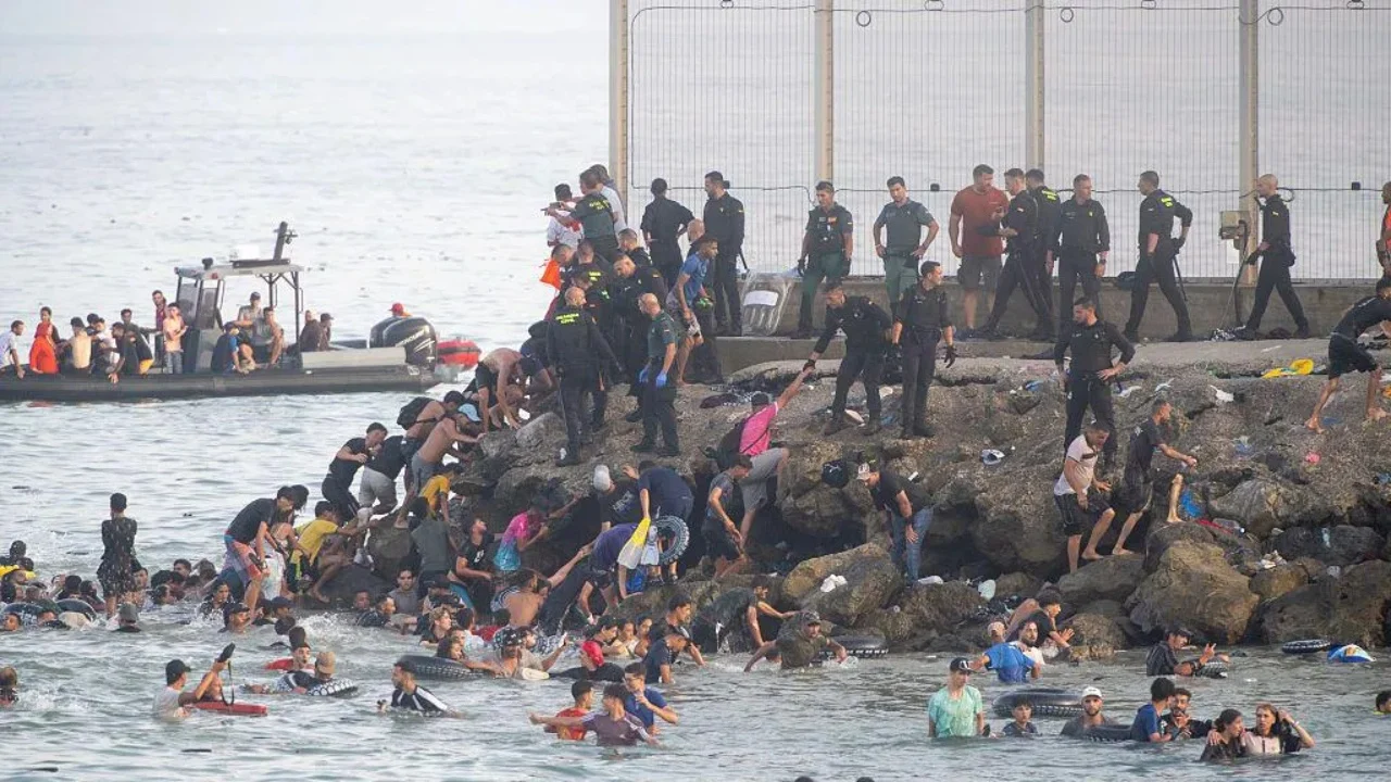 mbi-50-mije-migrante-vershojne-drejt-ceutes-brenda-24-oresh-spanja-nxjerr-ushtrine-ne-kufi