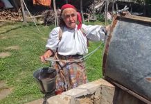 Një shtëpi, një bunar dhe shumë kujtime! Jeta e hallës Qamile, mes traditës dhe vetmisë