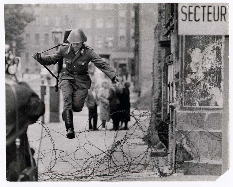 fotoja-qe-tronditi-boten-historia-e-conrad-schumann-dhe-rrethimit-te-berlinit