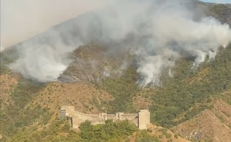 Zjarr i madh nga Serbia po i afrohet Maqedonisë – Një re e dendur tymi ka mbuluar Likovën dhe Kumanovën