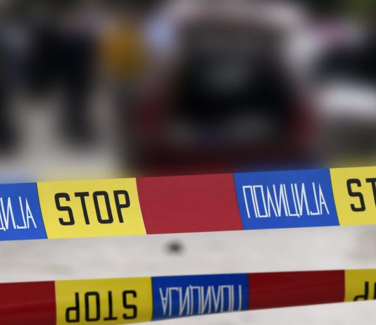 Qëllohet nga plumbi i revoles, vetura e parkuar në oborr, në rajonin e Likovës