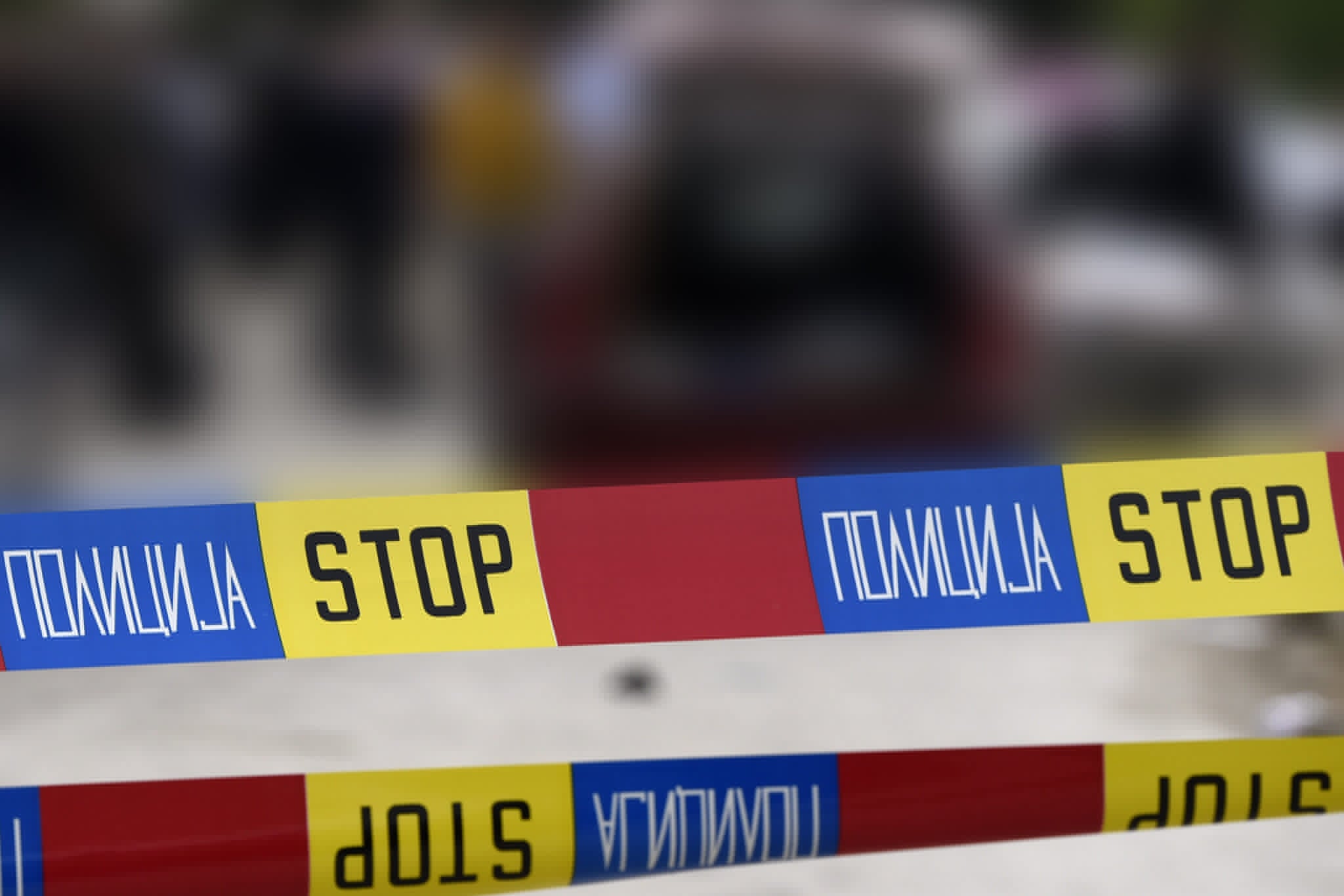 Qëllohet nga plumbi i revoles  vetura e parkuar në oborr  në rajonin e Likovës
