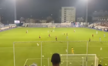 Tallje me Mladic/ Pamje të pazakonta në Serbi, tifozët e Novi Pazarit mbushin fushën me pampersa