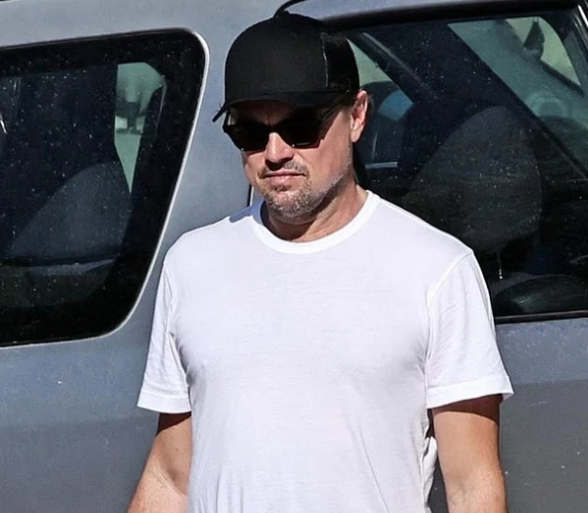 Leonardo DiCaprio tërheq vëmendjen me pamjen e tij të re gjatë pushimeve në Ibiza