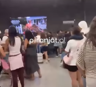 Kaos ne Aeroportin  Nënë Tereza   Pasagjerët presin prej orësh për bagazhet