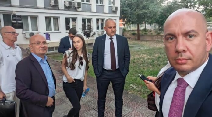 Dy deputetë bullgarë me ndalesë hyrje u shfaqën në një seancë gjyqësore në Koçan  ngrihen pikëpyetje