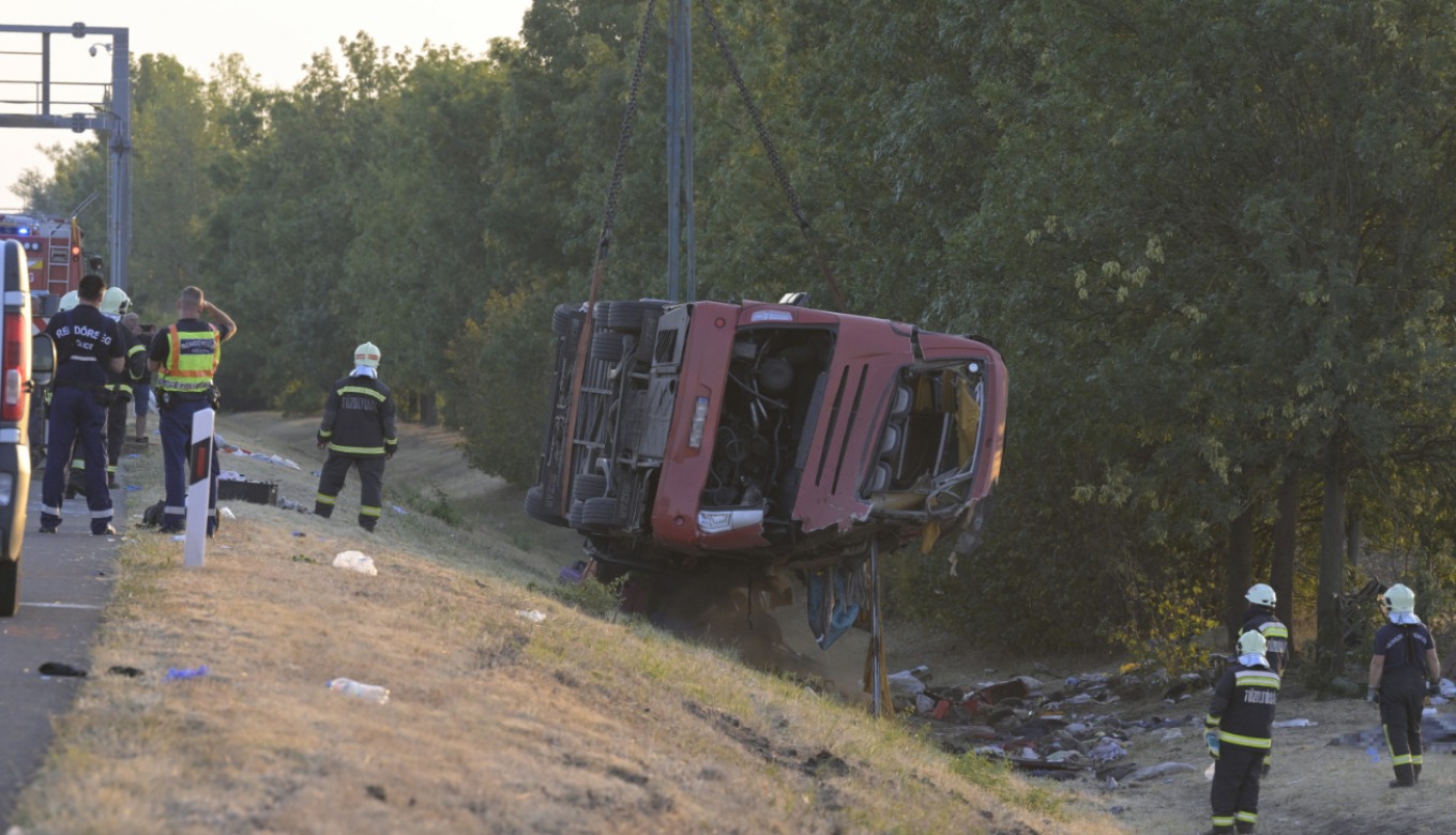 Tragjedi në Hungari  12 të vdekur dhe të paktën 10 të plagosur nga aksidenti i një autobusi