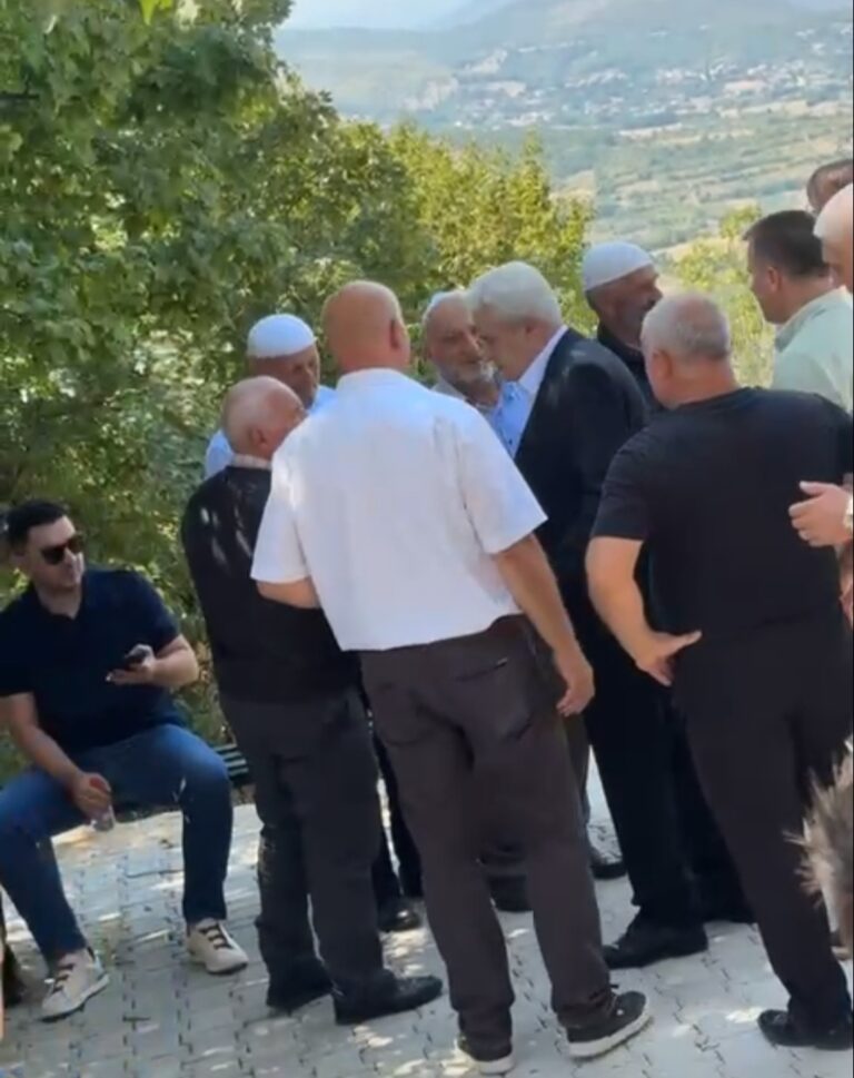 Ali Ahmeti merr pjesë në varrimin e babait të Izet Mexhitit