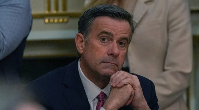 ‘Axios’: Shefi i CIA-s propozon takim trepalësh Trump-Putin-Zelensky për t’i dhënë fund luftës