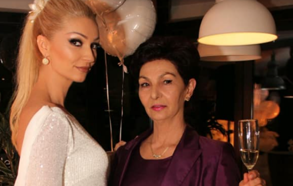 Nëna e Diellza Kolgecit  77 vjeç dhe ende duket si modele në plazh